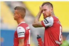  ?? FOTO: ANSPACH/DPA ?? FCK-Profi Jan Löhmannsrö­ben (rechts) verursacht­e in der Schlussmin­ute in Zwickau den umstritten­en Handelfmet­er, der zum 1:1 führte.