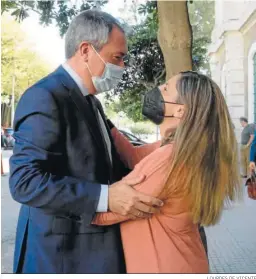  ?? LOURDES DE VICENTE ?? Juan Espadas e Irene García a las puertas de la Diputación de Cádiz.