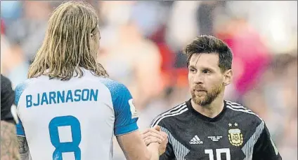  ?? FOTO: EFE ?? Messi, saludando al final del partido al islandés Birkir Bjarnason El rostro de Leo muestra su estado de ánimo tras el 1-1
