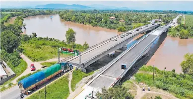  ?? FOTOS: FRANKLYN MUÑOZ ?? ESTRUCTURA. Después de más de 11 años el puente ya está reconstrui­do.