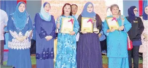  ??  ?? AZIZAH merakamkan gambar kenangan bersama sebahagian usahawan yang menerima anugerah.