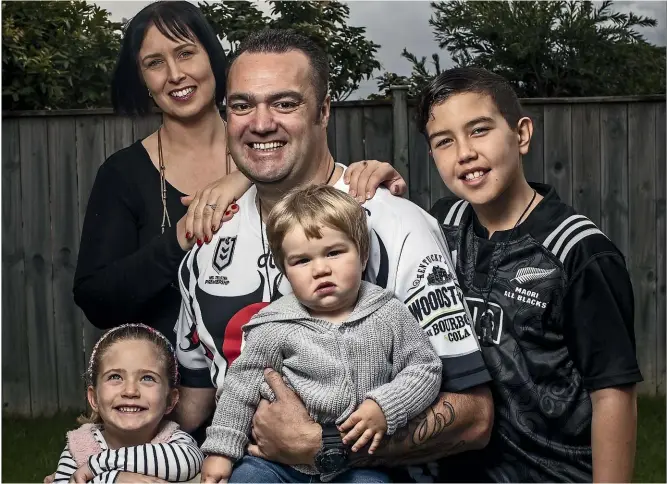  ?? LAWRENCE SMITH/ STUFF ?? Jessica and Simon Atherton with their children, Amelia, 4, Beau, 1, and Noah, 11, at home in Karaka, South of Auckland, and below, the family before they embarked on their new lifestyle.