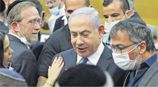  ?? Ronen Zvulun / AFP ?? El hasta ahora primer ministro israelí, Binyamin Netanyahu, a su llegada ayer a la Knéset.