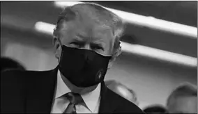  ??  ?? De Amerikaans­e president Donald Trump met een mond-neusmasker.