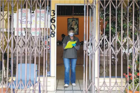  ??  ?? Carla Furtado, Ramírez’s wife and business director, screens and prepares to check in patients who started lining up at 6 a.m.