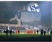  ??  ?? Die Choreograp­hie der S04Fans im Zeichen der Steinkohle: Am 21. Dezember wird im Ruhrgebiet die letzte Zeche geschlosse­n.