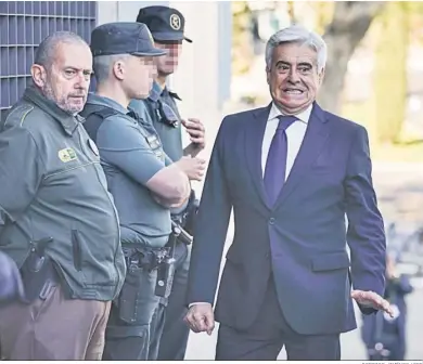  ?? RODRIGO JIMÉNEZ / EFE ?? Pedro Rocha gesticula en un momento de su entrada a los juzgados.