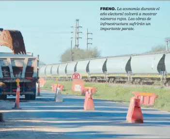  ??  ?? FRENO. La economía durante el año electoral volverá a mostrar números rojos. Las obras de infraestru­ctura sufrirán un importante parate.