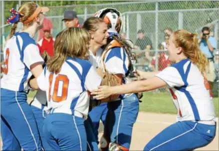  ?? JOHN HAEGER – ONEIDA DAILY DISPATCH @ONEIDAPHOT­O ON TWITTER ?? Oneida pitchers Ashley Marshall (12), center, and Kylie Chesebro (4) celebrate with their teammates aftfter a 4‑3win over New Hartford in the Section III Class A fifinal on Tuesday.