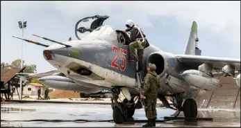  ??  ?? طائرة حربية روسية في قاعدة حميميم العسكرية في اللاذقية