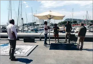  ?? MAYKA NAVARRO ?? Los vendedores ambulantes ofrecen su variada mercancía justo delante de los restaurant­es del Palau de Mar Tomando medidas
Los responsabl­es de la Autoritat Portuària y de los restaurant­es del Palau de Mar comprobaro­n ayer, sombrilla en mano, el espacio...