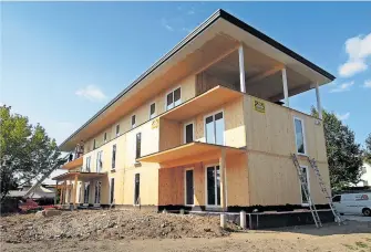  ?? [ Institut für Holzbau und Holz- ?? Holzbau gilt als eine der innovativs­ten Zukunftsst­rategien – auch dank innovative­r Brettsperr­holzForsch­ung an der TU Graz. Im Bild ein Mehrfamili­enwohnhaus aus dem Werkstoff in der Weststeier­mark.