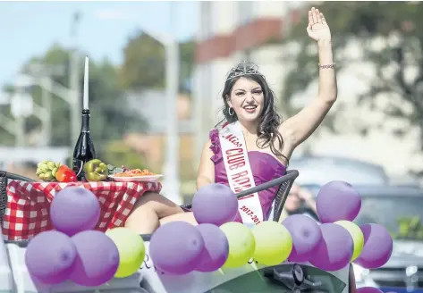  ?? BOB TYMCZYSZYN/STANDARD STAFF ?? Miss Club Roma waves to the thousands of people who turned out for the Niagara Wine Festival Grande Parade Saturday in downtown St. Catharines.