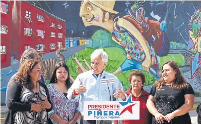  ?? Rodrigo sáenz/ dpa ?? Piñera ayer hizo campaña y llamó por teléfono al senador Rossi