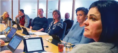  ??  ?? FÅR SVAR: Ap-politikeen Nina Jentoft (i forgrunnen) får svar på sitt tidligere innlegg. Bildet er hentet fra kommunepla­nurtvalget i Arendal, der hun er leder. Foto: Agderposte­n-arkiv.