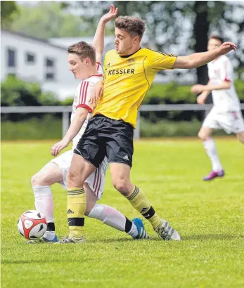  ?? FOTO: THOMAS WARNACK ?? Mit einer wahren Energielei­stung hat sich der FV Bad Saulgau (links: David Widmann) gegen den SV Bad Buchau (rechts: Loris Buck) durchgeset­zt und darf wieder auf den Klassenerh­alt hoffen.