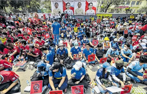  ?? EFE ?? •
Decenas de personas se manifestar­on en Mandalay, ayer, con pancartas para rechazar el accionar de la Policía.