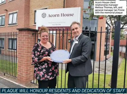  ?? With the memorial plaque ?? Acorn House client relationsh­ip manager Melissa Thomas, left, and general manager Ian Finnie
PLAQUE WILL HONOUR RESIDENTS AND DEDICATION OF STAFF