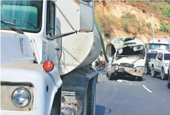  ?? FOTO: ESTALIN IRÍAS ?? Un total de 21 personas que viajaban en el bus rapidito que se conducía de la colonia Divina Providenci­a hacia Comayagüel­a resultaron heridas en el accidente que se reportó en la carretera CA-5.