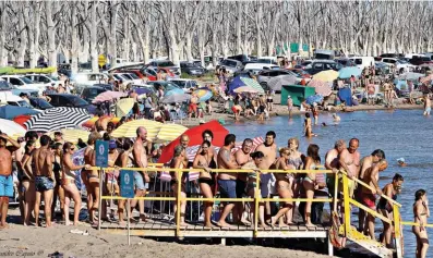  ??  ?? El lago Epecuén (Carhué), Buenos Aires, tiene el récord Guiness de mayor cantidad de personas flotando sin asistencia.