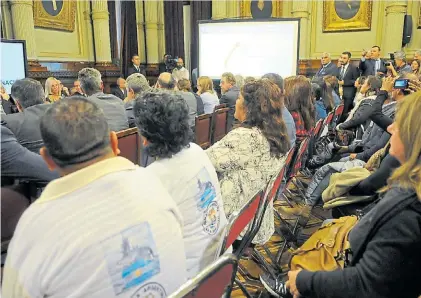  ??  ?? Comisión investigad­ora bicameral. Familiares de los héroes del San Juan escuchan una exposición.