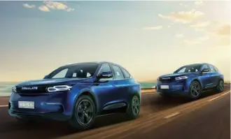  ??  ?? 2017年4月，智车优行发布了其首款­智能电动车——“奇点”iS6纯电动 SUV，预售价在 20-30 万之间，续航里程 400km。该车于 2017 年底实现批量量产，2018年上市。