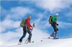  ?? FOTO: KUNZ PR ?? Abenteuer in Weiß: Skitoureng­eher erkunden die unberührte Schneeland­schaft, fernab von Pistenrumm­el.