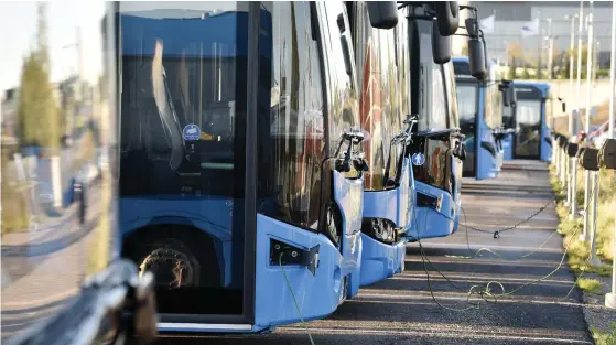  ?? FOTO: LEHTIKUVA/JUSSI NUKARI ?? Strejken innebar stora problem för invånarna i huvudstads­regionen och orsakade ekonomiska förluster för Pohjolan liikenne.■