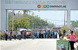  ?? JESÚS GARCÍA/CUARTOSCUR­O ?? Manifestan­tes bloquearon los accesos de Tuxtla Gutiérrez.
