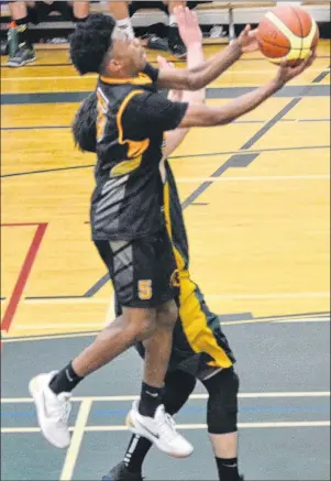  ?? JASON SIMMONDS/JOURNAL PIONEER ?? The Dartmouth High Spartans’ Kyrie Thompson drives to the basket for a lay-up during first-half action in the championsh­ip game of the 24th edition of the Three Oaks Senior High School Christmas Classic in Summerside on Saturday afternoon.