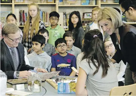  ?? LARRY WONG ?? Education Minister David Eggen and Premier Rachel Notley met with students on Friday at Roberta MacAdams School, where they announced the constructi­on of a new high school in Heritage Valley.