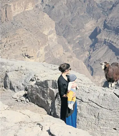  ?? Florian Rainer ?? Fotograf Florian Rainer reist noch bis Ende Jänner mit seiner Frau, Barbara, und dem gemeinsame­n, acht Monate alten Sohn, Anton, durch den Oman. Dort sind auch diese Fotos entstanden.