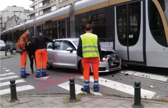  ?? Rr ?? De tram botste op het kruispunt tegen de wagen aan.