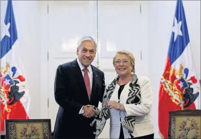  ?? / C. R. (AFP) ?? El presidente chileno, Sebastián Piñera, junto a la exmandatar­ia, Michelle Bachelet, el 14 de marzo.