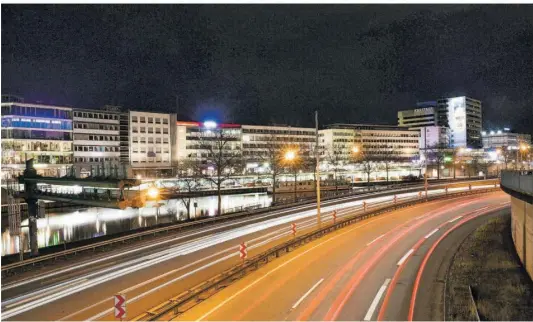  ?? FOTO: BECKERBRED­EL ?? Die Stadtautob­ahn in einem Tunnel verschwind­en zu lassen, würde Saarbrücke­n nach Ansicht eines Lesers voranbring­en.