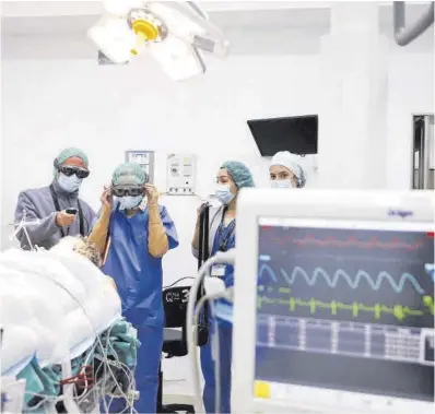  ?? Manuel Murillo ?? Una intervenci­ón quirúrgica en el hospital Reina Sofía de Córdoba.