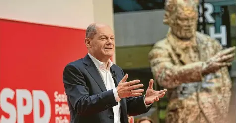  ?? Foto: Michael Kappeler, dpa ?? Beim Parteitag im Willy‰Brandt‰Haus weiß der designiert­e Kanzler Olaf Scholz seine Partei jetzt klar hinter sich.