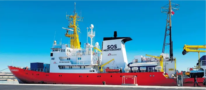  ??  ?? Die Aquarius liegt noch immer im Hafen der südfranzös­ischen Stadt Marseille. Binnen zwei Monaten ist ihr zwei Mal die Flagge entzogen worden.