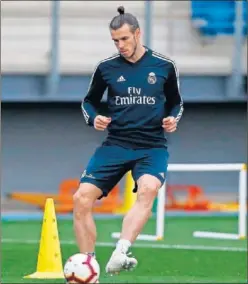  ??  ?? EN SOLITARIO. Bale, en una imagen de ayer, tocó balón levemente.