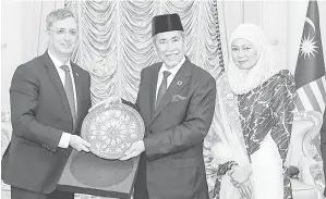  ?? — Gambar Bernama ?? UNTUK ALBUM: Tun Wan Junaidi bertukar-tukar cenderamat­a dengan Emir Salim (kiri) semasa kunjungan hormat Duta Turkiye itu di Astana Negeri, semalam. Turut kelihatan, Toh Puan Fauziah Mohd Sanusi (kanan).