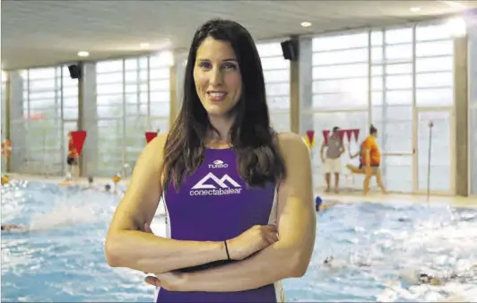  ?? MALLORCA WATERPOLO CLUB ?? Blanca Gil, en la piscina de Mallorca en la que ha vuelto a jugar a waterpolo.