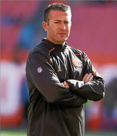  ?? RON SCHWANE — THE ASSOCIATED PRESS FILE ?? John DeFilippo gets ready for a 2015 game as the Browns’ offensive coordinato­r. He’ll be an offensive coordinato­r again with the Vikings.