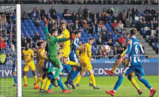  ??  ?? INSISTENTE. El Deportivo, tras el 0-1, agobió al Alcorcón hasta darle la vuelta al marcador, pero no fue suficiente por el gol de Casadesús.