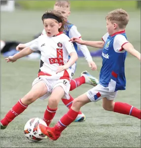  ?? ?? Cahir Muldoon defending for Irvinestow­n against Linfield.