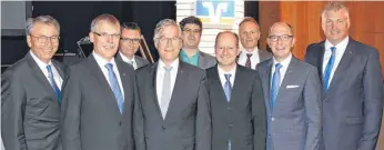  ?? FOTO: VOLKSBANK ?? Der Vorstand mit den wiedergewä­hlten Mitglieder­n des Aufsichtsr­ates der Volksbank Allgäu-Oberschwab­en: (von links) Werner Mayer, Stefan Scheffold, Norbert Näher, Joachim Krimmer, Oliver Stotz, Günter Eisele, Jürgen Wälder, Josef Hodrus und Georg Kibele.