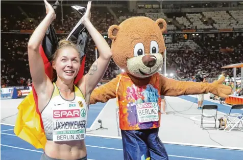  ?? Foto: Kay Nietfeld, dpa ?? Überglückl­ich war Sprinterin Gina Lückenkemp­er über ihre Silbermeda­ille, die erste deutsche Medaille bei der Leichtathl­etik EM in Berlin.