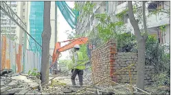  ?? SUNIL GHOSH/ HT ?? The society’s driveway separates the twin towers from three towers of Emerald Court.