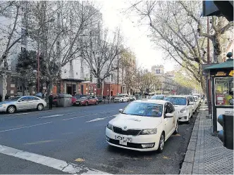  ?? ?? Varios taxis esperan en la parada de la calle Marqués de Paradas.