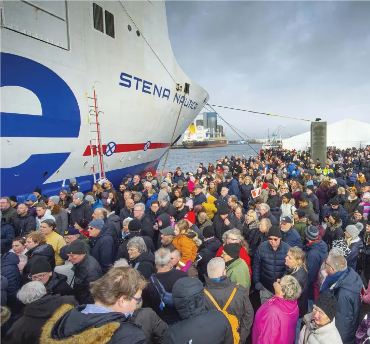  ??  ?? Många Halmstadbo­r blev snuvade på en rundvandri­ng på färjan. Trycket var så stort att alla inte hann ombord innan Stena Nautica skulle gå igen med kurs mot Grenå.