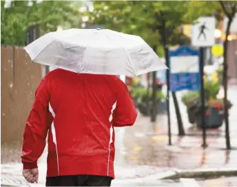  ??  ?? Le parapluie ne sera pas seulement tendance, mais nécessaire cet été! - Archives